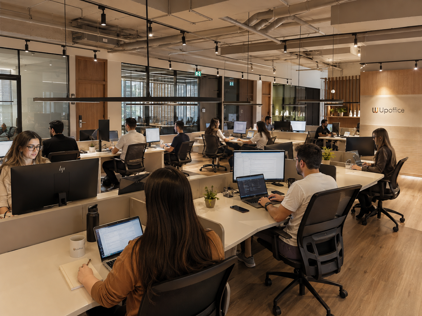A equipe da UpOffice reunida no escritório, em volta de um notebook